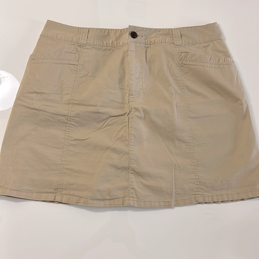 (16) White Stag beige skort